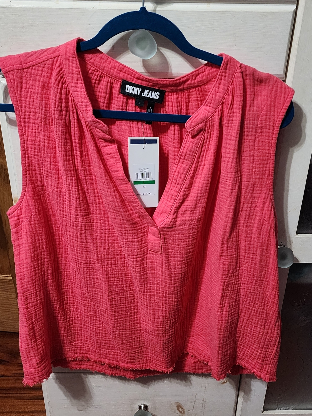 DKNY Jeans Women’s Sleeveless Pink Textured V-Neck Top